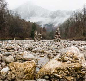 Gemütliche Radwege und Wanderwege begleiten den breiten Gebirgsstrom der Tiroler Ache bis zur Mündung in den Chiemsee. 